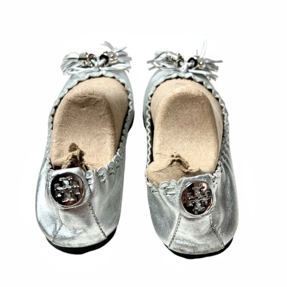 Tory Burch Reese Metallic Silver Leather Scrunch Tassel Ballet Flats Size 7 - Picture 4 of 16